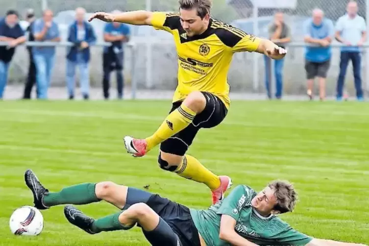 Derzeit mit dem SV Hermersberg obenauf: Dennis Müller, der in dieser Szene VB Zweibrückens Noah Semar liegen lässt.