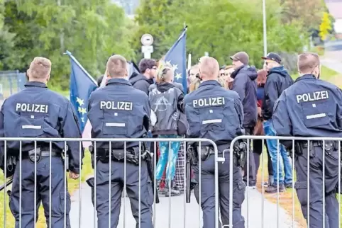 Demo gegen Rechts: Gut 20 Teilnehmer haben am Seewoog ihren Protest gegen ein „Patriotisches Grillfest“ bekundet.
