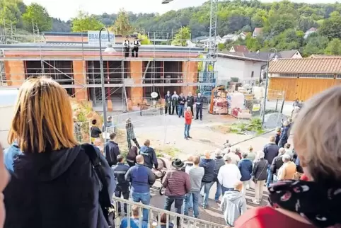 „In Form und Gestalt ein Kunstwerk halt“: Die Krickenbacher Feuerwehr beging das Richtfest ihres neues Gerätehauses.