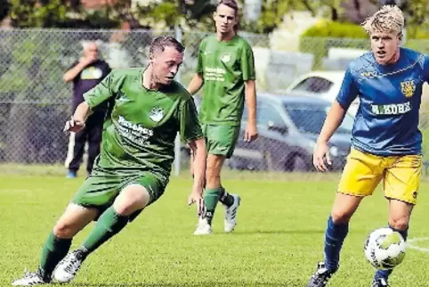 Traf in Göllheim: Sebastian Schlemmer (SG Appeltal, links).