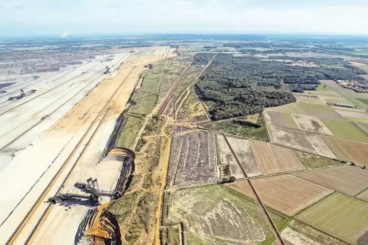 Nach Angaben von RWE schreitet der Kohleabbau pro Jahr etwa 150 Meter voran, die Abbaukante sei inzwischen auf 300 Meter an den 