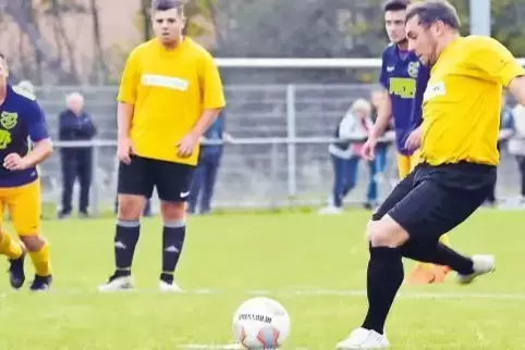 Auf dem Weg zum Ausgleich: Timo Müller verwandelt den Strafstoß für die SG Mühlbach-Neunkirchen. 2:2 endete die B-Klassen-Partie