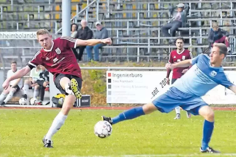 Peilt das Tor an und zieht ab: Max Groben von der SG Kibo/Orbis (links). Lukas Werner vom SV Hinterweidenthal kommt zu spät.