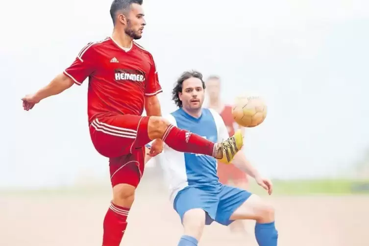 Da staubt’s: Yannick Metzger von der TSG Wolfstein-Roßbach spielt den Ball, Matthias Staudt von der SG Haschbach/Schellweiler br