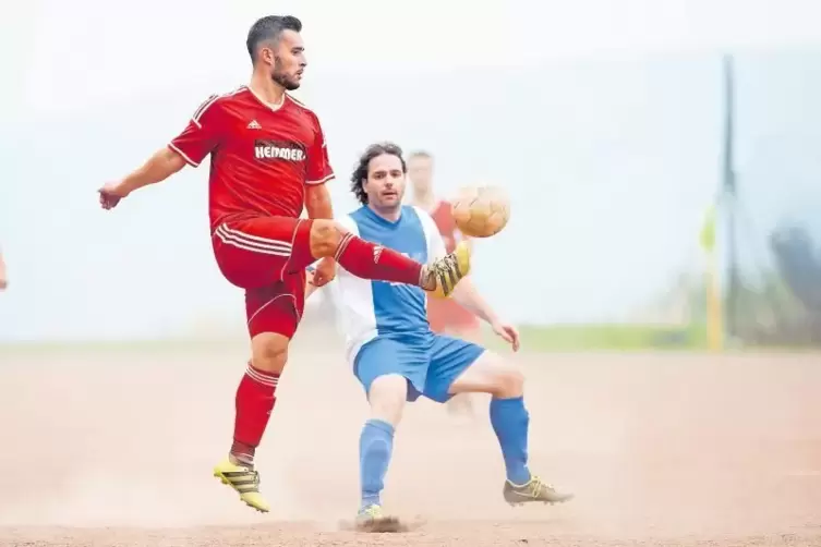 Da staubt’s: Yannick Metzger von der TSG Wolfstein-Roßbach spielt den Ball, Matthias Staudt von der SG Haschbach/Schellweiler br