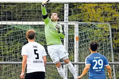 Keeper auf dem Posten: Torhüter Kevin Jung pariert einen Versuch der Zeiskamer Gäste. Beim ersten Saisonsieg seines Teams vom SC