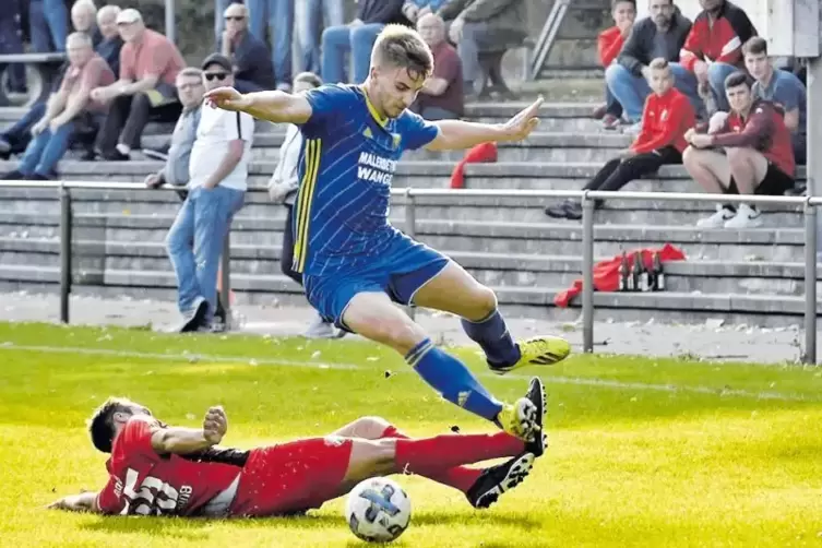 Auf dem Weg zum 7:1: SC-Spieler Yannick Busljeta (oben) überwand Matthias Nagel und setzte mit seinem zweiten Tor den Schlusspun