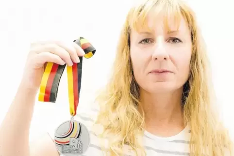 Eva Naudsch präsentiert ihre Silbermedaille, die sie bei den deutschen Meisterschaften im August in München gewonnen hat.