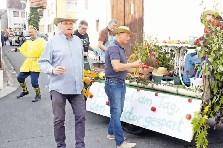 „Ein Apfel am Tag, den Doktor gespart“, rieten die Mitglieder des Delwetrischer Stammtischs und verteilten frischgebackene Apfel