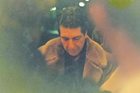 In braunem Ledermantel mit Fellbesatz: Leonard Cohen schreibt vor der Speyerer Stadthalle Autogramme – fotografiert von unserem 