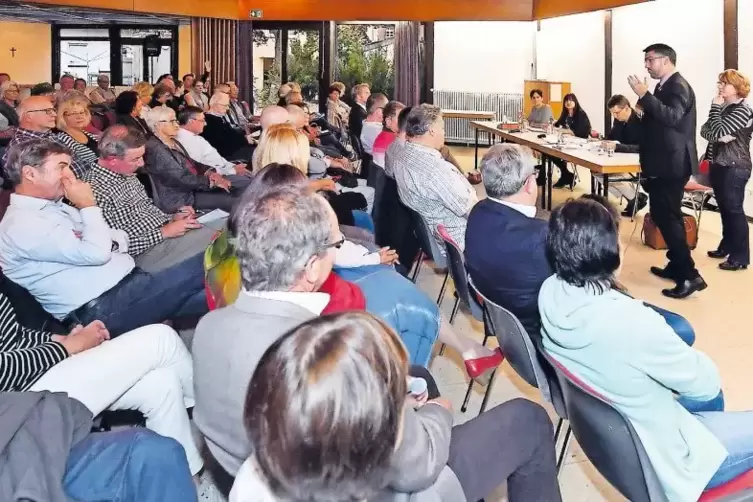 Hoher Diskussionsbedarf: die offene Sprechstunde des Oberbürgermeisters in Hambach.