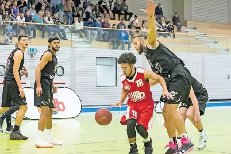 Sammelte bei seinem Debüt gleich 20 Punkte: der Lauterer Isaah Negron, hier gegen Filip Kamenov von den Sunkings Saarlouis.