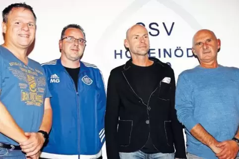 Der Umbau der Turnhalle des SSV Höheinöd in eine Soccerarena kann beginnen: Die beiden Gesellschafter Michael Müller (links) und