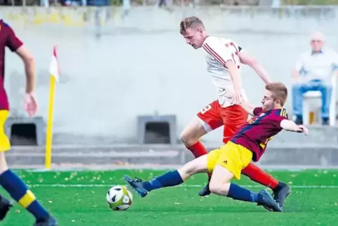 Faires Tackling: Der Seebacher Lasse Peper wird von Königsbachs Tobias Zöll bedrängt.