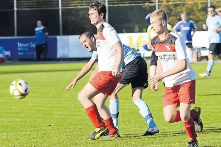 Den Ball im Blick: die Erfweilerer Sebastian Johann (links) und Till Ruppert, dahinter Ludwigswinkels Manuel Reiter.