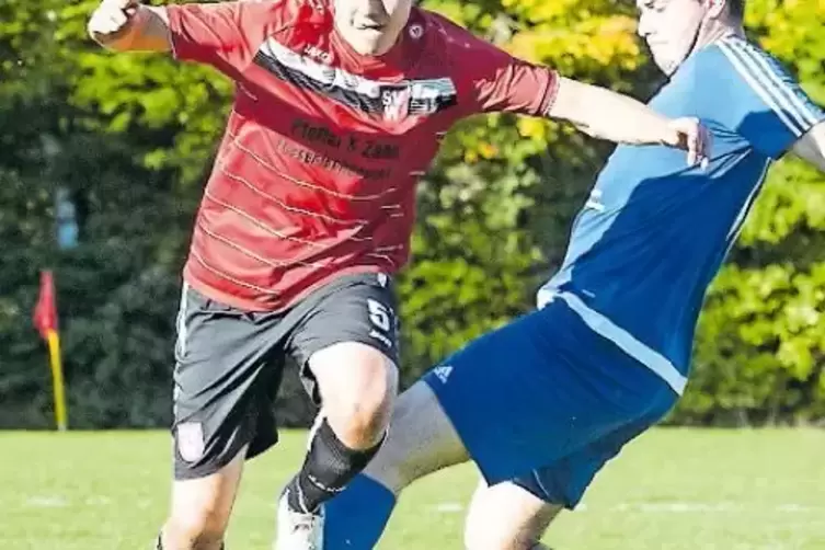 Alexander Welker (links) zieht an Otterbergs Niclas Becker (rechts) vorbei.