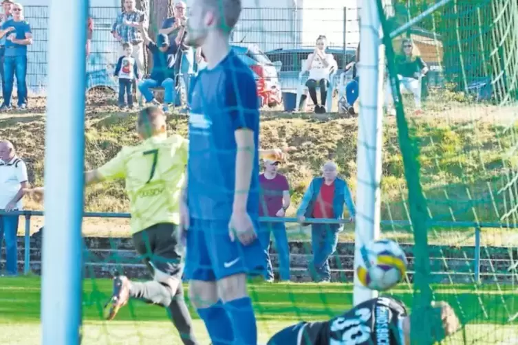 Der Bruchmühlbacher Leonard Odesho (links) dreht jubelnd ab, der Ball zappelt zum 1:0 im Netz des Kindsbacher Tores. Schlussmann