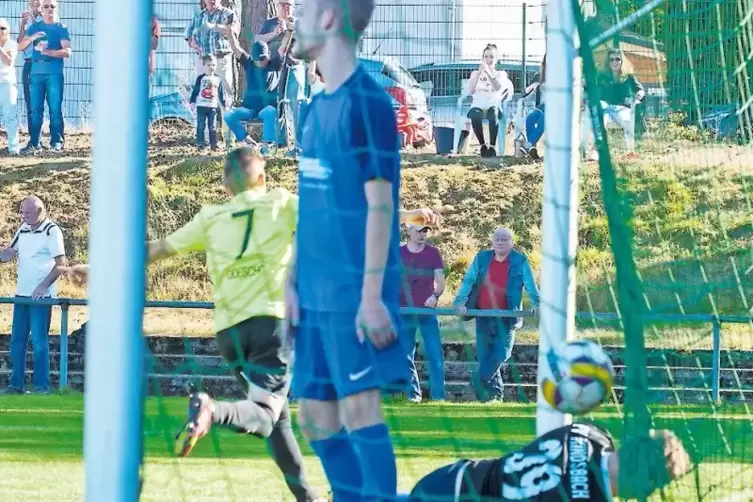 Der Bruchmühlbacher Leonard Odesho (links) dreht jubelnd ab, der Ball zappelt zum 1:0 im Netz des Kindsbacher Tores. Schlussmann