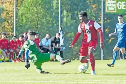 Ausgleich in der neunten Minute: Melchisedec Yeboah vom 1. FC Kaiserslautern spielt Torwart Max Lud vom Karlsruher SC aus und tr