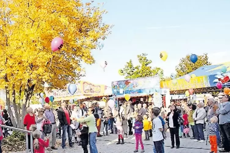 Buntes Treiben auf dem Festplatz.