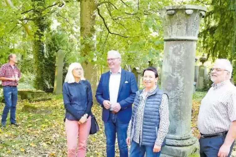 Unterwegs im Kleinod (von links): Joachim Knoll (stellvertretender Leiter des Garten- und Friedhofamts), Bernd Recktenwald (Gart