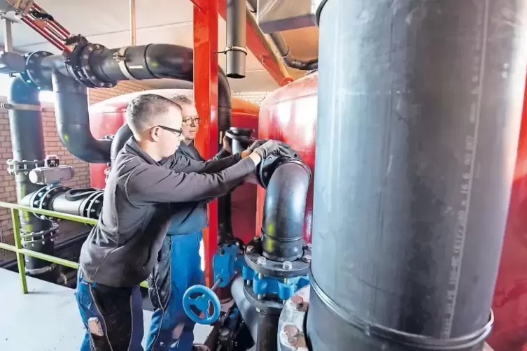 Die Arbeiten an der Technik im Trippstadter Freibad laufen: Udo Gehm und sein Sohn Jonas von der Firma Palme setzen Rohrleitunge