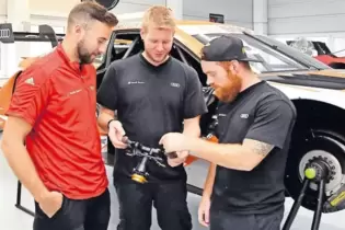 Das Roßberg-Mechanikertrio Johannes Bruckbach, Martin Elsner und Jan-Philipp Freiseis (von links) sind am Fachsimpeln vor dem DT