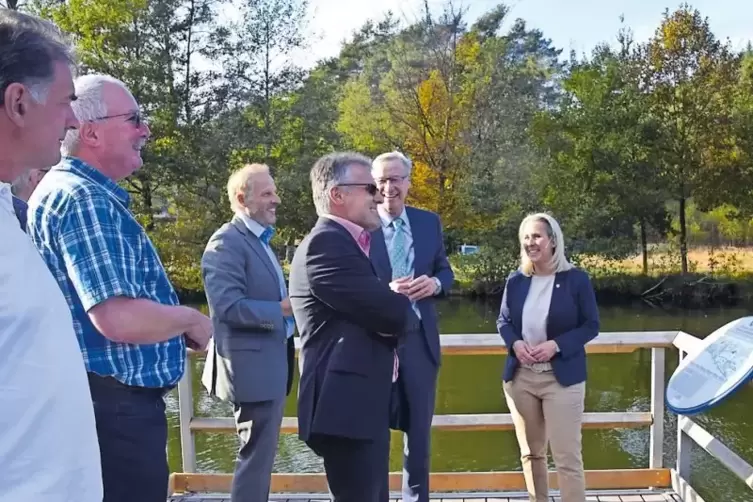 Offizielle Einweihung mit dem Hauptgeldgeber (von rechts): Landrätin Susanne Ganster, Staatssekretär Thomas Griese, Bürgermeiste