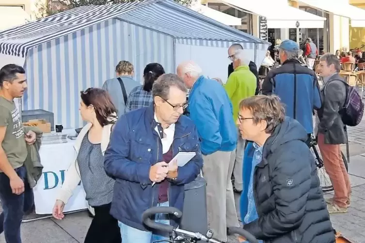 Großes Interesse: Besucher am RHEINPFALZ-Stand.