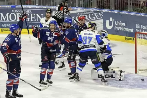 Volltreffer: Luke Adam (links) jubelt nach seinem Tor zum 2:1 für die Adler Mannheim. Foto: KUNZ