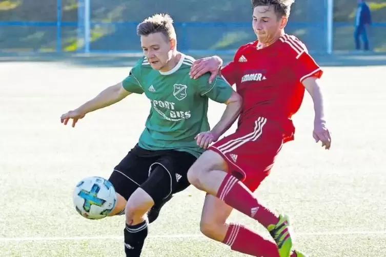 Umkämpfte Partie: Unser Bild zeigt Bastian Theiss (TuS Breitenbach, links) gegen Jona Wildberger (TSG Wolfstein-Roßbach).