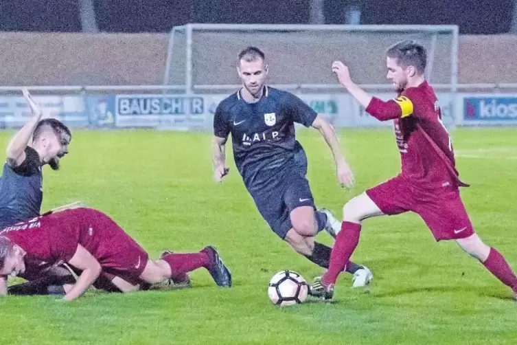 Der Grünstadter Michael Bechtel (links, schwarzes Trikot) hat den Schifferstadter Denis Jolic gefällt, Nico Müller fährt Dominik