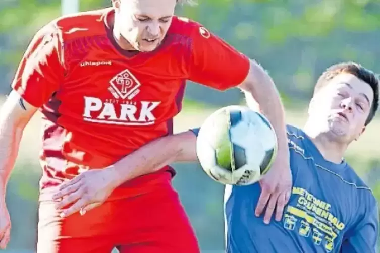 Energisch: Christian Lehmann (l.) vom FV Linden und Elfmeter-Torschütze Luca Kram vom VfB Waldmohr.