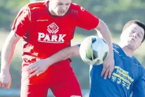 Energisch: Christian Lehmann (l.) vom FV Linden und Elfmeter-Torschütze Luca Kram vom VfB Waldmohr.