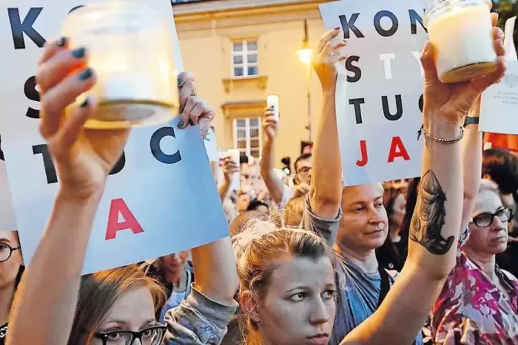 Gegen die jetzt vom Europäischen Gerichtshof per einstweiliger Verfügung gestoppte Justizreform kam es in Polen zu Demonstration