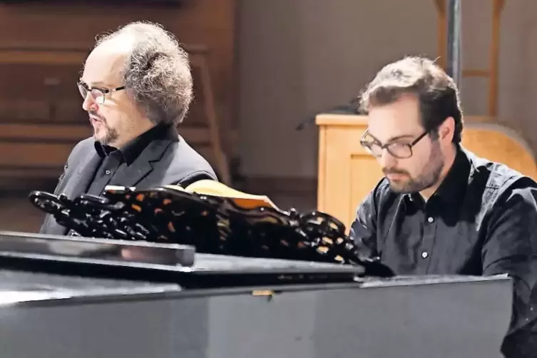 „Schubertiade“: Bass-Bariton Dominik Wörner musiziert im Sitzen. Am Flügel: Bezirkskantor Johannes Fiedler.