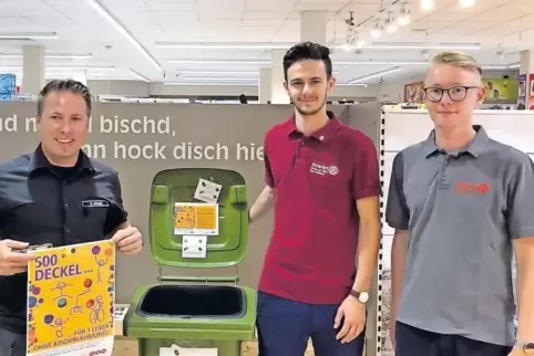 Sammeln Plastikdeckel: Markt-Chef Sven Stiegler hat den Rotariern – hier: Dominic Dietrich (Mitte) und Philipp Hofheinz – angebo