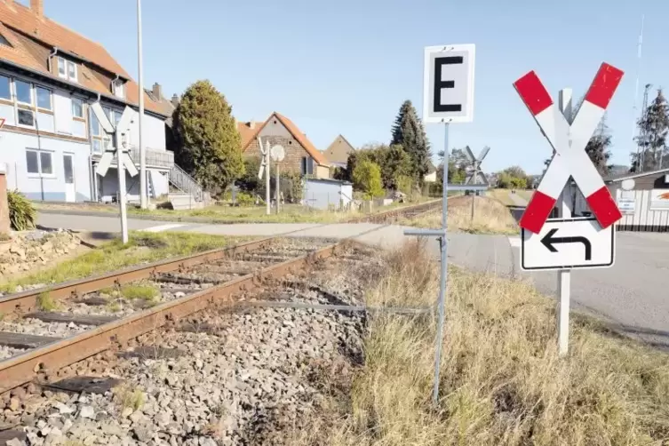 Bislang gibt es in Sambach nur Andreaskreuze. Die Bahn plant nun eine Signalanlage mit neun Lichtzeichen und eine Aufweitung der