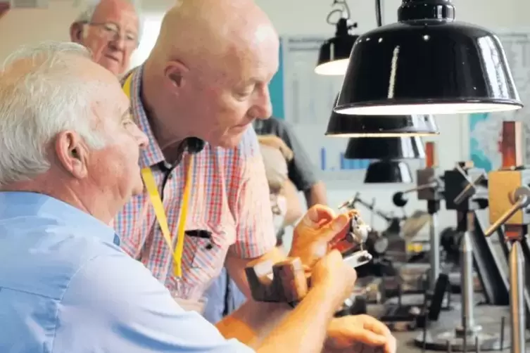 Jeden Sonntag und nach Vereinbarung für Gruppen demonstrieren alte Diamantschleifer das Handwerk.