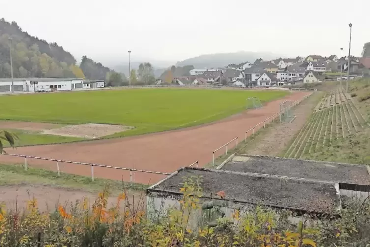 Das herkömmliche Flutlicht im Stadion Lindersbach soll durch moderne LED-Leuchten ersetzt werden.