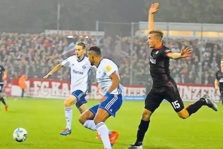 FCK-Torschütze Elias Huth (rechts) gegen Sascha Hammann (links) und Yannick Osee.