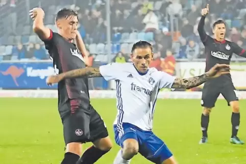 Machte viel Betrieb: FKP-Rechtsaußen Patrick Freyer (rechts), hier mit FCK-Verteidiger Carlo Sickinger.