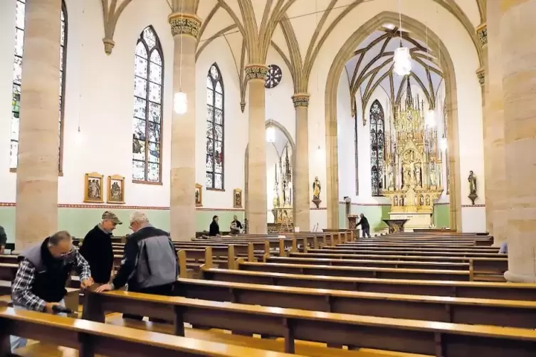 Handwerker legen letzte Hand an die Innenrenovierung der katholischen Kirche, deren Abschluss am Sonntag mit einem Festgottesdie