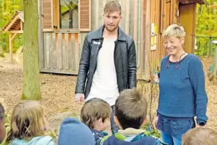 Zu Besuch im SOS-Kinderdorf in Eisenberg: FCK-Profi Jan Löhmannsröben. Rechts Heike Funke, eine Kinderdorfmutter.