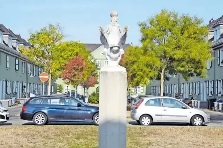 Die Auflösung des Bilderrätsels: Die Figur krönt den Brunnen im Grünen Hof in der Gartenstadt.