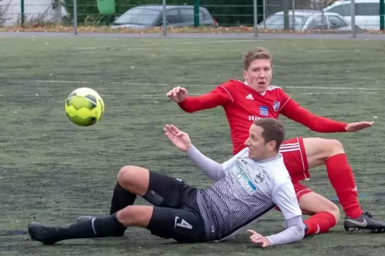 Kandels Spielertrainer Marco Weißgerber (vorne) bittet den Altleininger Luis McColgan zu einer Sitzfußballeinlage.  Foto: Paul