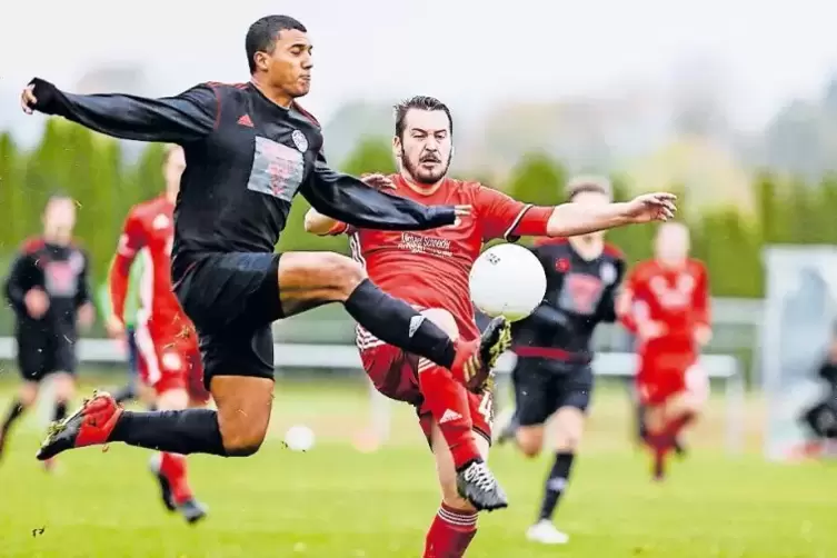 Nur nicht durchlassen: Philip Wagner vom FC Queidersbach versucht, Dominic Larkins von der TSG Kaiserslautern den Ball abzunehme