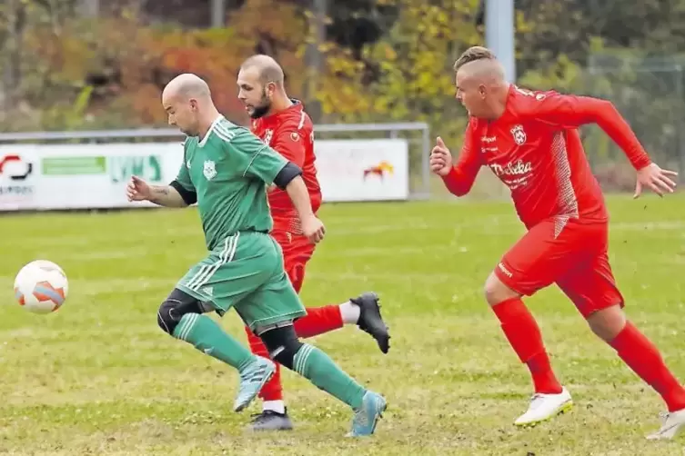 Auf und davon: Christian Hartmuth (l.) vom TuS Rimschweiler lässt Timmy Hasslocher und Kevin Beetz (r.), TSG Mittelbach, hinter 