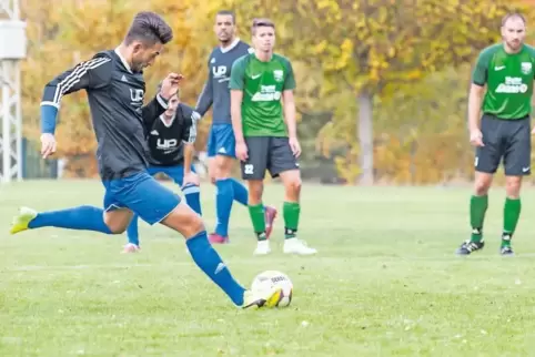 Der Siegtreffer für die SG Bruchmühlbach-Miesau: Der Strafstoß von Josef Hindi sitzt, die SG Hüffler/Wahnwegen wird mit 1:0 bezw