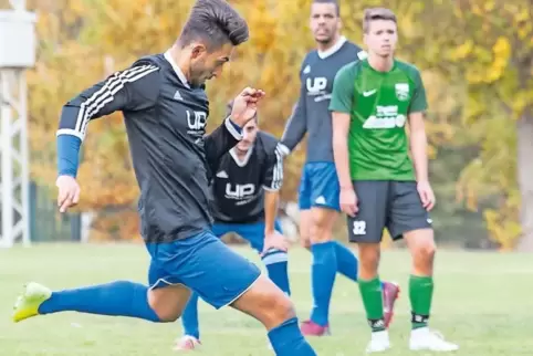 Der Siegtreffer für die SG Bruchmühlbach-Miesau: Der Strafstoß von Josef Hindi sitzt, die SG Hüffler/Wahnwegen wird mit 1:0 besi